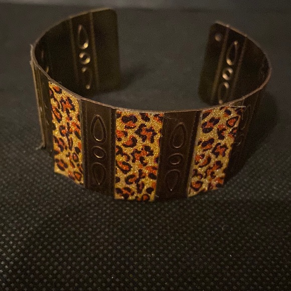 Vintage brass with leopard fabric cuff bracelet - Picture 4 of 9